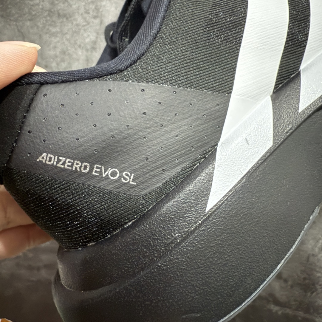 图片[3]-【渠道纯原】AD Adizero Eva SL M 零度进化版系列低帮轻便透气竞速休闲运动慢跑鞋 JP7149nn全新版本出货 黑白配色n品相相当完美 细节到位n全鞋均使用原材料 原档案打造n内置碳板 目前市场最强 欢迎对比nn相信大家对去年 adidas 横空出世的「顶级超跑」adiZero Adios Pro EVO 1 记忆犹新！不仅登顶阿迪史上最轻跑鞋宝座，更在接下来的全球马拉松赛事中，持续书写着惊人成绩，被网友戏称新一代「阿迪神鞋」全网刷屏！极简设计语言与强烈速度感和存在感的鞋侧三线，让人过目不忘，特别种草！其中定位于中长跑训练的 adidas Adizero Evo SL，整体外观造型与 adiZero Adios Pro EVO 1 非常相似。中底配置方面搭载全掌 Lightstrike Pro，鞋面采用透气网面示人，契合日常训练鞋的定位，更加耐用。外底给到了马牌橡胶，及类似上代竞速旗舰 adidas Adizero Adios Pro 3 区域分布。整体看下来无论是外观的鲜明辨识度，还是配置的扎实程度都很顶。 尺码：36 36⅔ 37⅓ 38 38⅔ 39⅓ 40 40⅔ 41⅓ 42 42⅔ 43⅓ 44 45 编码：KJ250270-莆田鞋批发中心