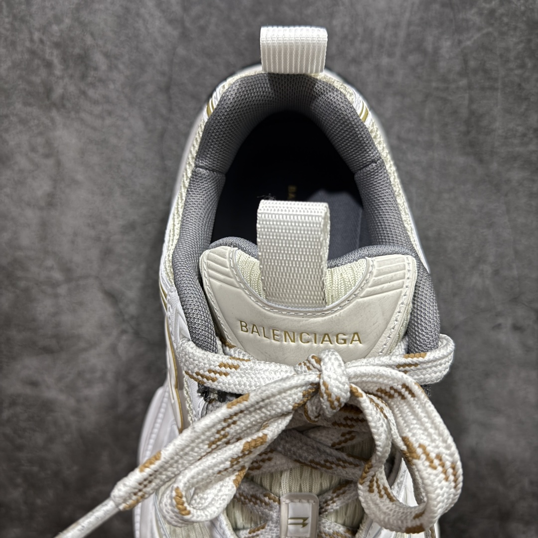 图片[8]-【XA纯原】BALENCIAGA 6XL Sneakers巴黎世家15代 网布系带低帮走秀复古老爹鞋全套原纸板楦头开发 最原汁原味的灵魂版型 全鞋荧光划线卡点 胶水把控整洁度追求极致完美 每一双都是工艺品 多重QC质检 超越公司货的品控标准 实实在在的免检产品 原盒原配 正确字体电绣 粗细、位置、大小正确 侧边TPU 透气孔匹配意产原版 正确分离大底 TPU软底 原版一致大底LOGO 立体感十足 原厂皮料水洗做旧 采购原厂网纱 不含皮革 网布材料和聚氨酯 磨损效果 展现品牌对于新潮事物的热情 这款鞋子拥有巨大尺寸和醒目设计 符合当下”老爹鞋”的趋势 鞋子采用银灰配色 营造出低调而不失华丽的效果 10XL的尺码使它成为市场中最显眼的存在 适合追求个性化的人群 Balenciaga始终站在时尚前沿 此次发布的产品再次体现了他们的创新能力  尺码：35 36 37 38 39 40 41 42 43 44 45 46 编码：DF440460-莆田鞋批发中心