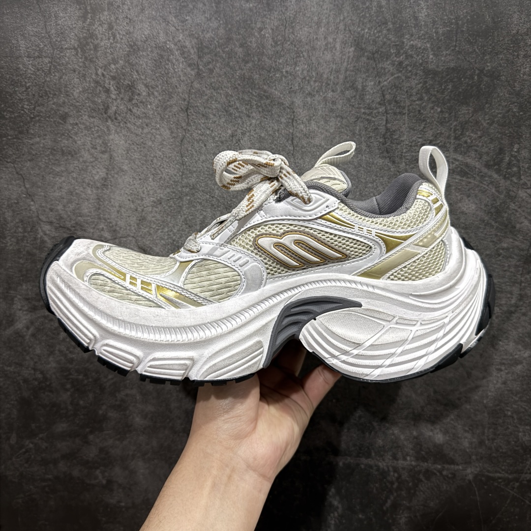 图片[2]-【XA纯原】BALENCIAGA 6XL Sneakers巴黎世家15代 网布系带低帮走秀复古老爹鞋全套原纸板楦头开发 最原汁原味的灵魂版型 全鞋荧光划线卡点 胶水把控整洁度追求极致完美 每一双都是工艺品 多重QC质检 超越公司货的品控标准 实实在在的免检产品 原盒原配 正确字体电绣 粗细、位置、大小正确 侧边TPU 透气孔匹配意产原版 正确分离大底 TPU软底 原版一致大底LOGO 立体感十足 原厂皮料水洗做旧 采购原厂网纱 不含皮革 网布材料和聚氨酯 磨损效果 展现品牌对于新潮事物的热情 这款鞋子拥有巨大尺寸和醒目设计 符合当下”老爹鞋”的趋势 鞋子采用银灰配色 营造出低调而不失华丽的效果 10XL的尺码使它成为市场中最显眼的存在 适合追求个性化的人群 Balenciaga始终站在时尚前沿 此次发布的产品再次体现了他们的创新能力  尺码：35 36 37 38 39 40 41 42 43 44 45 46 编码：DF440460-莆田鞋批发中心