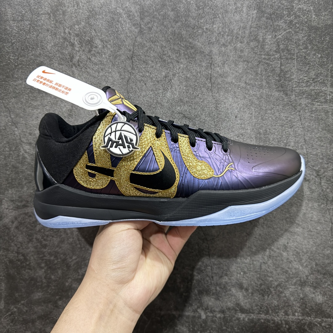 【灭世纯原版】NK Kobe 5 Protro\”Year of the Mamba\” 科比五代 蛇年 黑紫金 IB4481-500n灭世海外球员版 搭载最高工艺标准 版型 外观 细节 用料 不同于市场主流货品 拒绝杀猪套牌纯原套路 欢迎对比品鉴外观升级点：鞋头冲孔 后跟海绵填充 飞线质感 碳板纹理 纸板对位 悉数升级对标ZP用料升级点：前掌气垫➕后掌马蹄zoom（增配）澎湃脚感 完美解决正品后掌泡棉衰减问题版型尺码升级：海外球员版 前掌包裹提升 尺码增加US13 47.5码 适配 职业球员 灭世纯原海外球员版『质 价 比』拉满 拳打杀猪纯原 脚踢一眼假通货 高端外贸渠道口碑爆炸SIZE：39 40 40.5 41 42 42.5 43 44 44.5 45 46 47.5 编码：KJ380400-莆田鞋批发中心