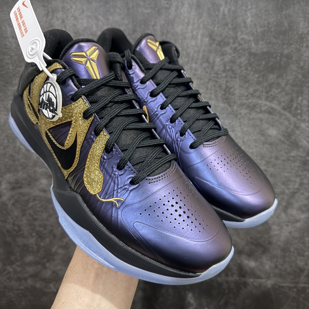 【灭世纯原版】NK Kobe 5 Protro\”Year of the Mamba\” 科比五代 蛇年 黑紫金 IB4481-500n灭世海外球员版 搭载最高工艺标准 版型 外观 细节 用料 不同于市场主流货品 拒绝杀猪套牌纯原套路 欢迎对比品鉴外观升级点：鞋头冲孔 后跟海绵填充 飞线质感 碳板纹理 纸板对位 悉数升级对标ZP用料升级点：前掌气垫➕后掌马蹄zoom（增配）澎湃脚感 完美解决正品后掌泡棉衰减问题版型尺码升级：海外球员版 前掌包裹提升 尺码增加US13 47.5码 适配 职业球员 灭世纯原海外球员版『质 价 比』拉满 拳打杀猪纯原 脚踢一眼假通货 高端外贸渠道口碑爆炸SIZE：39 40 40.5 41 42 42.5 43 44 44.5 45 46 47.5 编码：KJ380400-莆田鞋批发中心