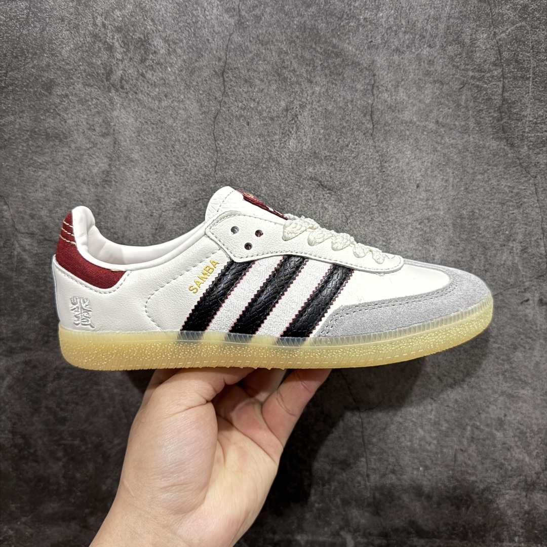 【正确版】adidas originals Samba OG 蛇年限定 白黑红n新年款经典运动鞋德训鞋 以白色为主，鞋头采用浅灰色麂皮呈现，后跟和鞋舌标签辅以红色丝绸纹路。最大的亮点就是黑色三道杠区域采用蛇纹打造，后跟处带有白色”發“字样，此外还附赠大红色的阿迪挂件，新年氛围感拉满。 货号:JQ5976 Size：35 36 36.5 37 38 38.5 39 40 40.5 41 42 42.5 43 44 45 编码：DZ230250-莆田鞋批发中心