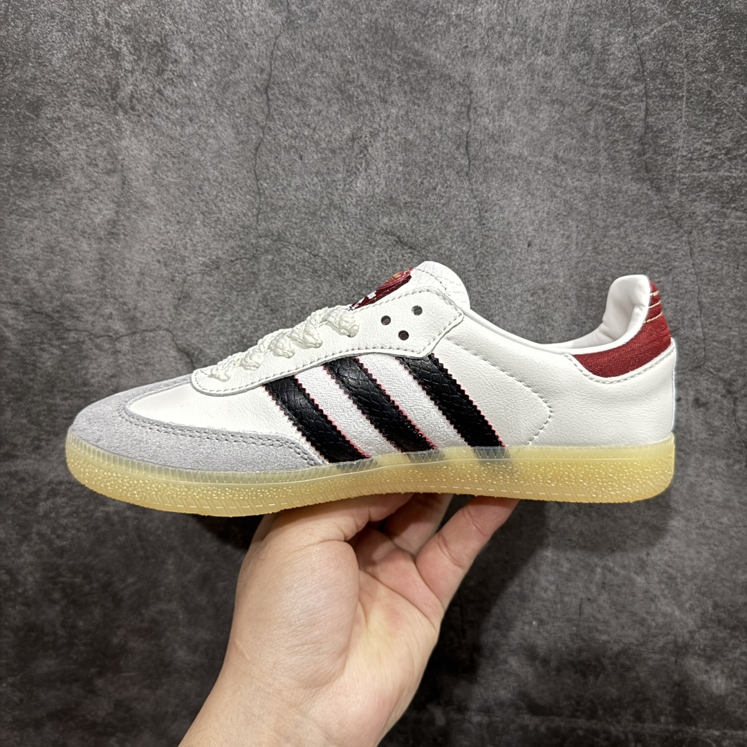 图片[2]-【正确版】adidas originals Samba OG 蛇年限定 白黑红n新年款经典运动鞋德训鞋 以白色为主，鞋头采用浅灰色麂皮呈现，后跟和鞋舌标签辅以红色丝绸纹路。最大的亮点就是黑色三道杠区域采用蛇纹打造，后跟处带有白色”發“字样，此外还附赠大红色的阿迪挂件，新年氛围感拉满。 货号:JQ5976 Size：35 36 36.5 37 38 38.5 39 40 40.5 41 42 42.5 43 44 45 编码：DZ230250-莆田鞋批发中心