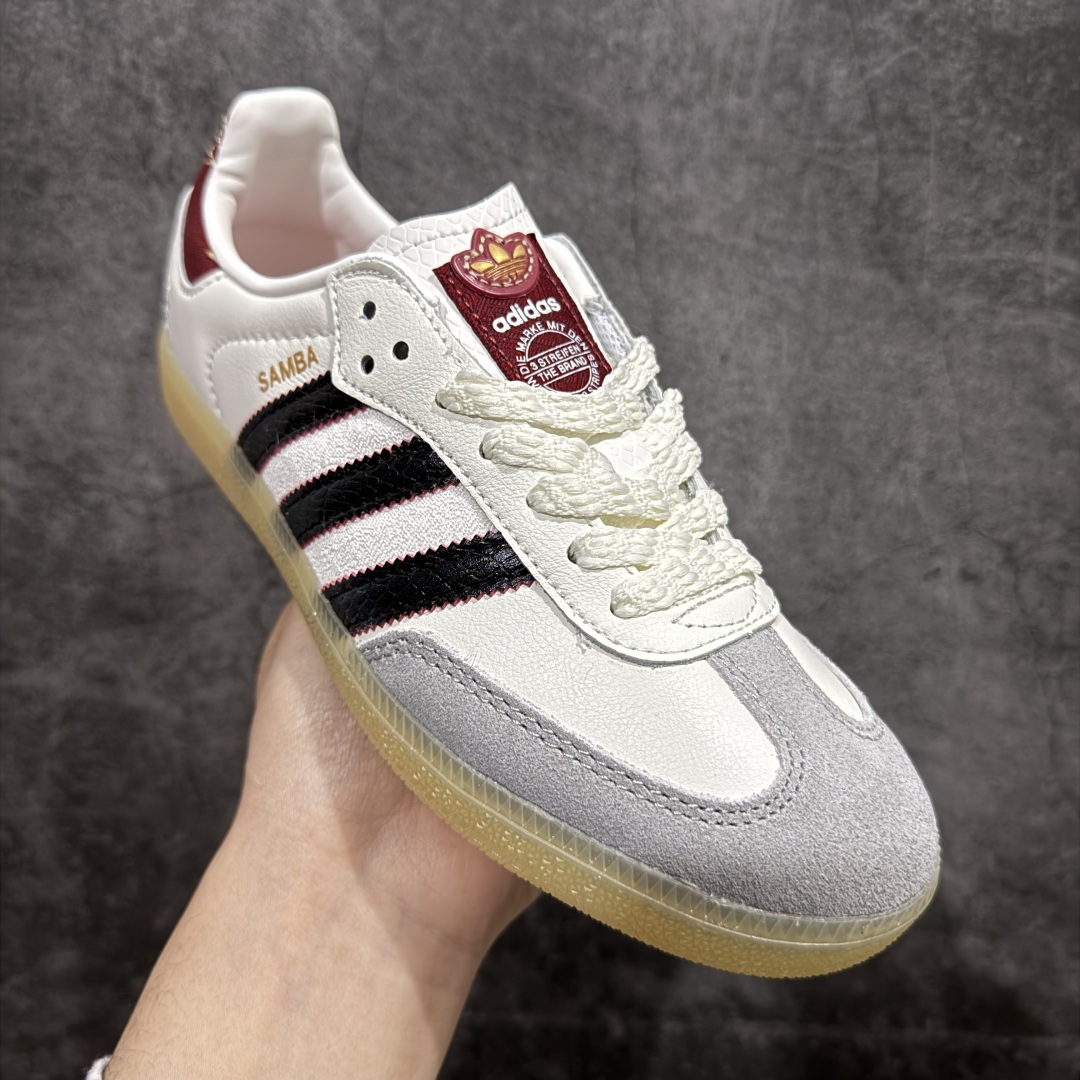 图片[3]-【正确版】adidas originals Samba OG 蛇年限定 白黑红n新年款经典运动鞋德训鞋 以白色为主，鞋头采用浅灰色麂皮呈现，后跟和鞋舌标签辅以红色丝绸纹路。最大的亮点就是黑色三道杠区域采用蛇纹打造，后跟处带有白色”發“字样，此外还附赠大红色的阿迪挂件，新年氛围感拉满。 货号:JQ5976 Size：35 36 36.5 37 38 38.5 39 40 40.5 41 42 42.5 43 44 45 编码：DZ230250-莆田鞋批发中心