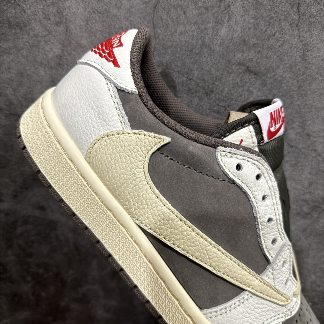 图片[7]-【裁片福利】Travis Scott x Air Jordan AJ1 Low OG SP TS联名白棕倒钩低帮 DM7866-162 十年一代莞产技术加持 原楦原纸板开发 后跟弧度收口自然不对折 原厂电绣 鬼脸飞翼针数密度一致 追求零偏差 市场巅峰之作 原档纸板数据 精准Swoosh Logo内腰字体高度对位 原厂拉帮工艺 起针回针位置针距密度一致 正确鞋垫四分之三背胶 原厂皮料 麂皮绒感效果一致 进口玻璃冲刀皮料裁剪零毛边 全鞋电脑针车工艺 极致一眼正品既视感 最高QC检验标准控制溢胶整体清洁度  鞋盒、防尘纸 鞋带 均采购来自原厂 尺码对应库存‼️ 编码：GQ290320-莆田鞋批发中心