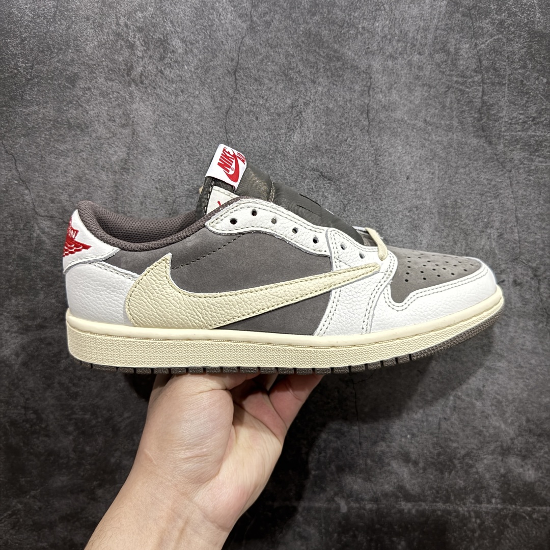 【裁片福利】Travis Scott x Air Jordan AJ1 Low OG SP TS联名白棕倒钩低帮 DM7866-162 十年一代莞产技术加持 原楦原纸板开发 后跟弧度收口自然不对折 原厂电绣 鬼脸飞翼针数密度一致 追求零偏差 市场巅峰之作 原档纸板数据 精准Swoosh Logo内腰字体高度对位 原厂拉帮工艺 起针回针位置针距密度一致 正确鞋垫四分之三背胶 原厂皮料 麂皮绒感效果一致 进口玻璃冲刀皮料裁剪零毛边 全鞋电脑针车工艺 极致一眼正品既视感 最高QC检验标准控制溢胶整体清洁度  鞋盒、防尘纸 鞋带 均采购来自原厂 尺码对应库存‼️ 编码：GQ290320-莆田鞋批发中心