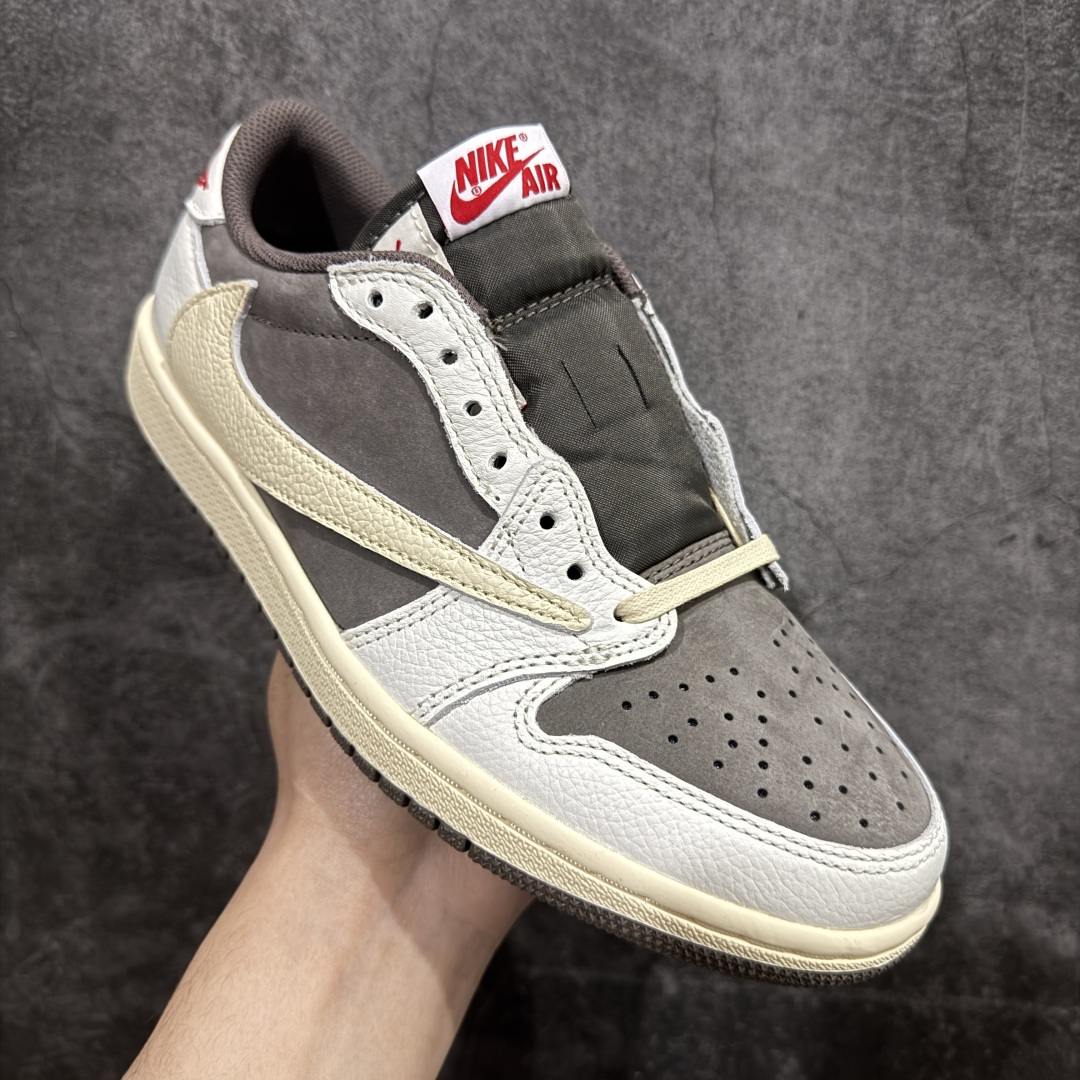 图片[3]-【裁片福利】Travis Scott x Air Jordan AJ1 Low OG SP TS联名白棕倒钩低帮 DM7866-162 十年一代莞产技术加持 原楦原纸板开发 后跟弧度收口自然不对折 原厂电绣 鬼脸飞翼针数密度一致 追求零偏差 市场巅峰之作 原档纸板数据 精准Swoosh Logo内腰字体高度对位 原厂拉帮工艺 起针回针位置针距密度一致 正确鞋垫四分之三背胶 原厂皮料 麂皮绒感效果一致 进口玻璃冲刀皮料裁剪零毛边 全鞋电脑针车工艺 极致一眼正品既视感 最高QC检验标准控制溢胶整体清洁度  鞋盒、防尘纸 鞋带 均采购来自原厂 尺码对应库存‼️ 编码：GQ290320-莆田鞋批发中心