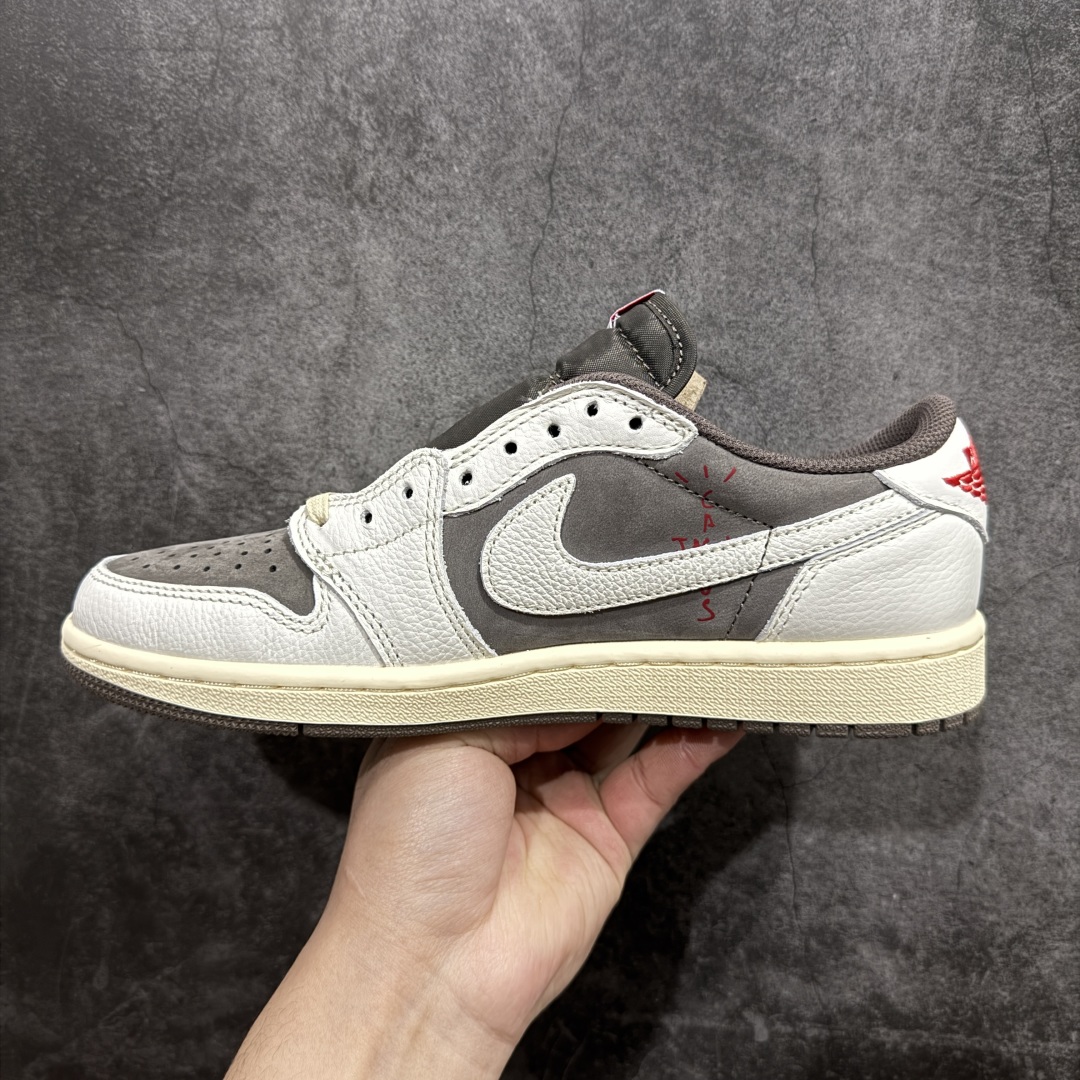 图片[2]-【裁片福利】Travis Scott x Air Jordan AJ1 Low OG SP TS联名白棕倒钩低帮 DM7866-162 十年一代莞产技术加持 原楦原纸板开发 后跟弧度收口自然不对折 原厂电绣 鬼脸飞翼针数密度一致 追求零偏差 市场巅峰之作 原档纸板数据 精准Swoosh Logo内腰字体高度对位 原厂拉帮工艺 起针回针位置针距密度一致 正确鞋垫四分之三背胶 原厂皮料 麂皮绒感效果一致 进口玻璃冲刀皮料裁剪零毛边 全鞋电脑针车工艺 极致一眼正品既视感 最高QC检验标准控制溢胶整体清洁度  鞋盒、防尘纸 鞋带 均采购来自原厂 尺码对应库存‼️ 编码：GQ290320-莆田鞋批发中心