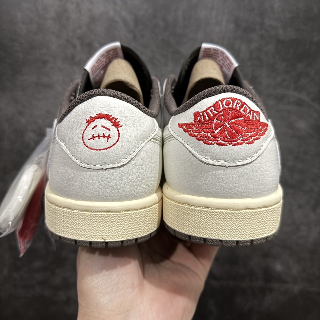 图片[4]-【裁片福利】Travis Scott x Air Jordan AJ1 Low OG SP TS联名白棕倒钩低帮 DM7866-162 十年一代莞产技术加持 原楦原纸板开发 后跟弧度收口自然不对折 原厂电绣 鬼脸飞翼针数密度一致 追求零偏差 市场巅峰之作 原档纸板数据 精准Swoosh Logo内腰字体高度对位 原厂拉帮工艺 起针回针位置针距密度一致 正确鞋垫四分之三背胶 原厂皮料 麂皮绒感效果一致 进口玻璃冲刀皮料裁剪零毛边 全鞋电脑针车工艺 极致一眼正品既视感 最高QC检验标准控制溢胶整体清洁度  鞋盒、防尘纸 鞋带 均采购来自原厂 尺码对应库存‼️ 编码：GQ290320-莆田鞋批发中心