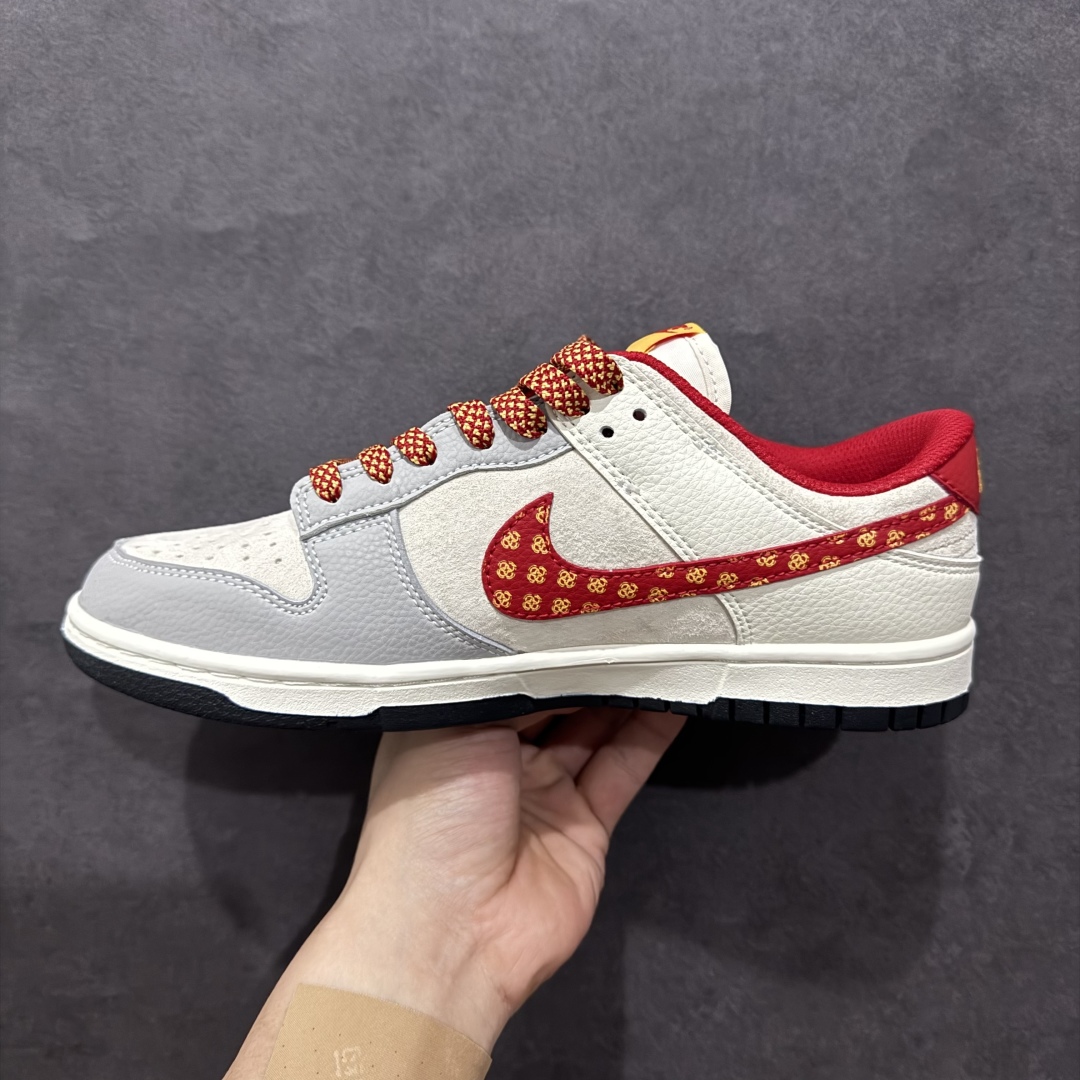 图片[2]-【定制版】Nike SB Dunk Low 龙年限定 米灰红满天星n纯原大厂出品 极力推荐n原装头层材料 独家版型蒸餾加工n帶來的是更好的视觉和脚感体验n大厂纯原品质出货 清洁度 电绣工艺皮料切割干净无任何毛边 细节完美 官方货号：DJ2024 081 尺码：36 36.5 37.5 38 38.5 39 40 40.5 41 42 42.5 43 44 44.5 45  编码：HXS340360-莆田鞋批发中心