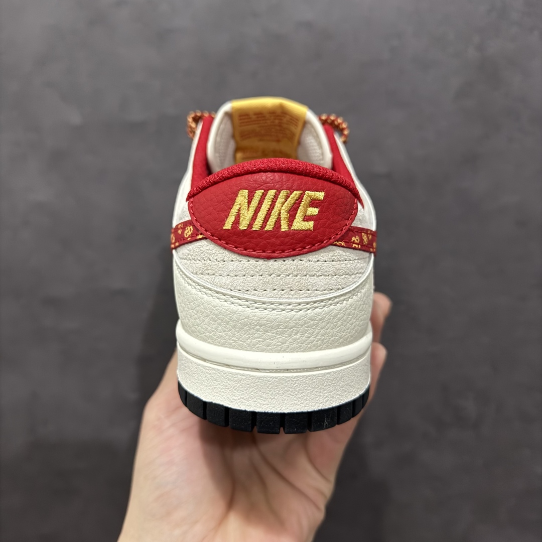 图片[4]-【定制版】Nike SB Dunk Low 龙年限定 米灰红满天星n纯原大厂出品 极力推荐n原装头层材料 独家版型蒸餾加工n帶來的是更好的视觉和脚感体验n大厂纯原品质出货 清洁度 电绣工艺皮料切割干净无任何毛边 细节完美 官方货号：DJ2024 081 尺码：36 36.5 37.5 38 38.5 39 40 40.5 41 42 42.5 43 44 44.5 45  编码：HXS340360-莆田鞋批发中心