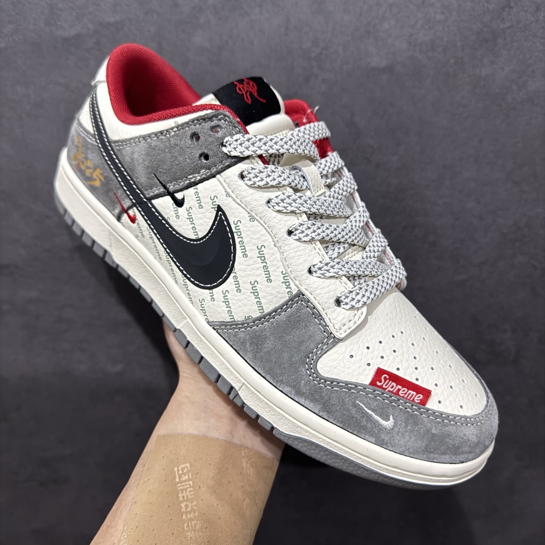 图片[3]-【定制版】Nike SB Dunk Low x Supreme 蛇年限定 白灰红三小钩满天星n纯原大厂出品 极力推荐n原装头层材料 独家版型蒸餾加工n帶來的是更好的视觉和脚感体验n大厂纯原品质出货 清洁度 电绣工艺皮料切割干净无任何毛边 细节完美 官方货号：FC1688 208 尺码：36 36.5 37.5 38 38.5 39 40 40.5 41 42 42.5 43 44 44.5 45  编码：HXS320340-莆田鞋批发中心