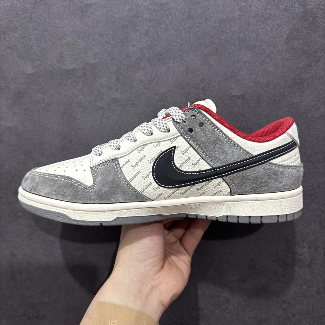 图片[2]-【定制版】Nike SB Dunk Low x Supreme 蛇年限定 白灰红三小钩满天星n纯原大厂出品 极力推荐n原装头层材料 独家版型蒸餾加工n帶來的是更好的视觉和脚感体验n大厂纯原品质出货 清洁度 电绣工艺皮料切割干净无任何毛边 细节完美 官方货号：FC1688 208 尺码：36 36.5 37.5 38 38.5 39 40 40.5 41 42 42.5 43 44 44.5 45  编码：HXS320340-莆田鞋批发中心