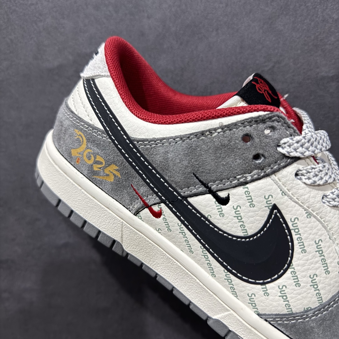 图片[6]-【定制版】Nike SB Dunk Low x Supreme 蛇年限定 白灰红三小钩满天星n纯原大厂出品 极力推荐n原装头层材料 独家版型蒸餾加工n帶來的是更好的视觉和脚感体验n大厂纯原品质出货 清洁度 电绣工艺皮料切割干净无任何毛边 细节完美 官方货号：FC1688 208 尺码：36 36.5 37.5 38 38.5 39 40 40.5 41 42 42.5 43 44 44.5 45  编码：HXS320340-莆田鞋批发中心