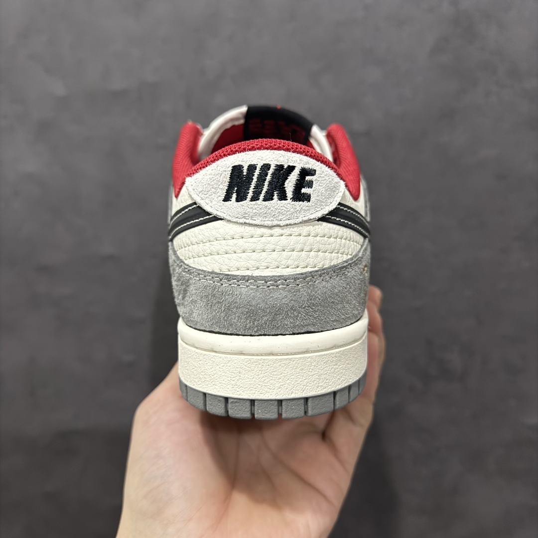 图片[4]-【定制版】Nike SB Dunk Low x Supreme 蛇年限定 白灰红三小钩满天星n纯原大厂出品 极力推荐n原装头层材料 独家版型蒸餾加工n帶來的是更好的视觉和脚感体验n大厂纯原品质出货 清洁度 电绣工艺皮料切割干净无任何毛边 细节完美 官方货号：FC1688 208 尺码：36 36.5 37.5 38 38.5 39 40 40.5 41 42 42.5 43 44 44.5 45  编码：HXS320340-莆田鞋批发中心