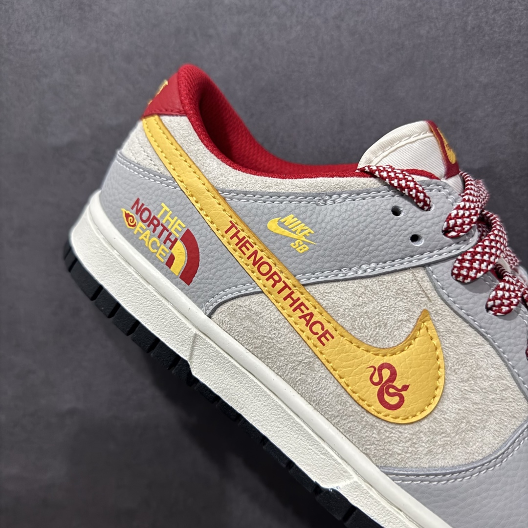 图片[6]-【定制版】Nike SB Dunk Low x The North Face 蛇年限定 米灰红小钩满天星n纯原大厂出品 极力推荐n原装头层材料 独家版型蒸餾加工n帶來的是更好的视觉和脚感体验n大厂纯原品质出货 清洁度 电绣工艺皮料切割干净无任何毛边 细节完美 官方货号：DJ2024 079 尺码：36 36.5 37.5 38 38.5 39 40 40.5 41 42 42.5 43 44 44.5 45  编码：HXS340360-莆田鞋批发中心