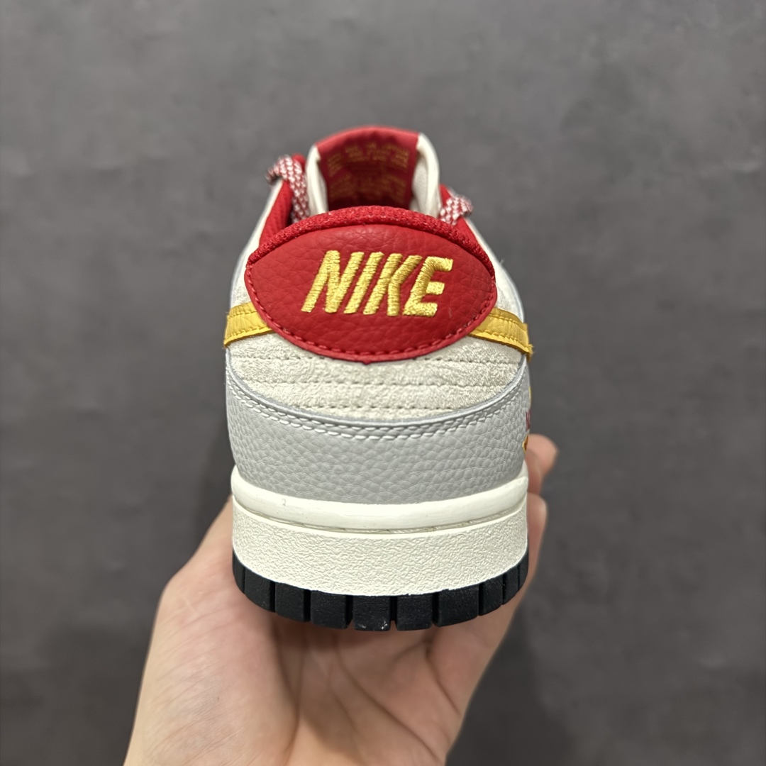 图片[4]-【定制版】Nike SB Dunk Low x The North Face 蛇年限定 米灰红小钩满天星n纯原大厂出品 极力推荐n原装头层材料 独家版型蒸餾加工n帶來的是更好的视觉和脚感体验n大厂纯原品质出货 清洁度 电绣工艺皮料切割干净无任何毛边 细节完美 官方货号：DJ2024 079 尺码：36 36.5 37.5 38 38.5 39 40 40.5 41 42 42.5 43 44 44.5 45  编码：HXS340360-莆田鞋批发中心