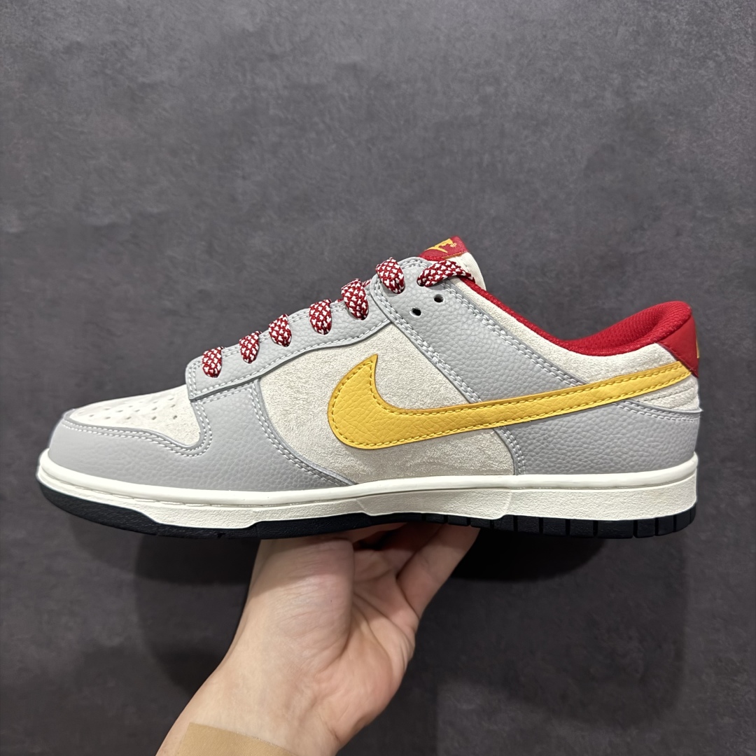 图片[2]-【定制版】Nike SB Dunk Low x The North Face 蛇年限定 米灰红小钩满天星n纯原大厂出品 极力推荐n原装头层材料 独家版型蒸餾加工n帶來的是更好的视觉和脚感体验n大厂纯原品质出货 清洁度 电绣工艺皮料切割干净无任何毛边 细节完美 官方货号：DJ2024 079 尺码：36 36.5 37.5 38 38.5 39 40 40.5 41 42 42.5 43 44 44.5 45  编码：HXS340360-莆田鞋批发中心