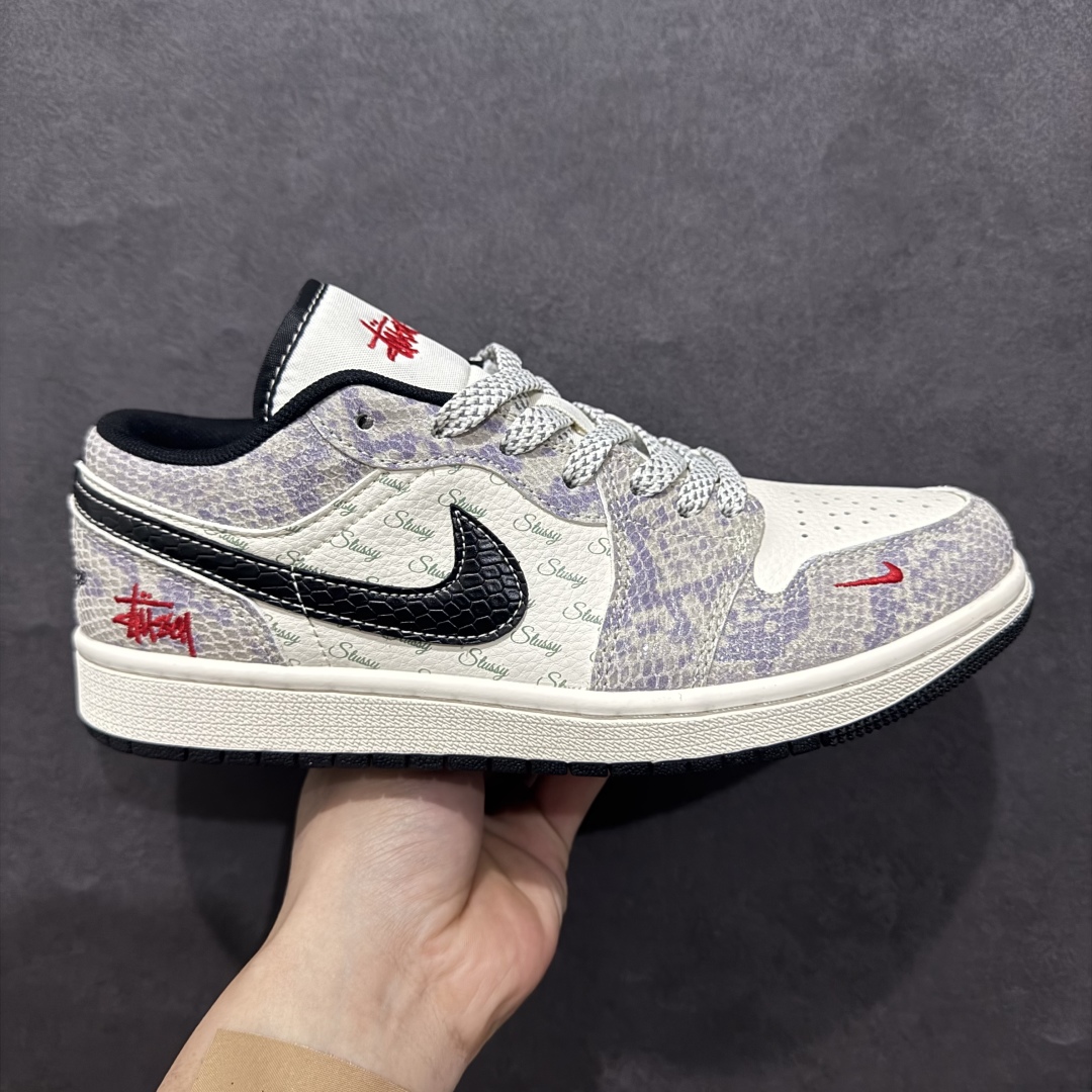 【定制版】Air Jordan 1 Retro Low x Stussy 蛇年限定 白紫蟒纹小钩满天星n官方同步新色 原装级产物n拒绝公底 立体鞋型 细节完美 高清洁度购置公司同步原材料 原汁原味 忠于原版 货号：FC1688 201n码数：36 36.5 37.5 38 38.5 39 40 40.5 41 42 42.5 43 44 44.5 45 编码：HXS320340-莆田鞋批发中心