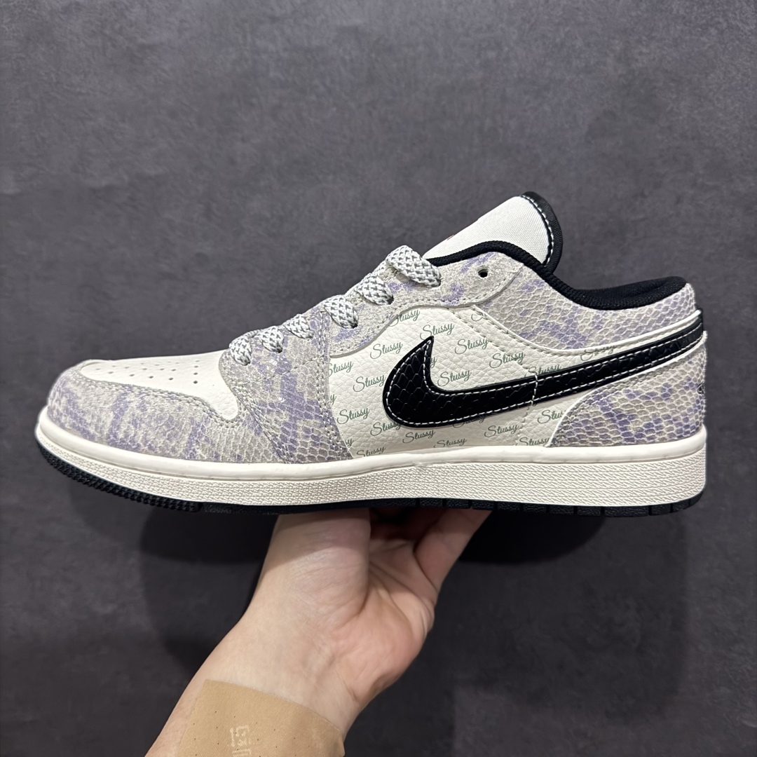 图片[2]-【定制版】Air Jordan 1 Retro Low x Stussy 蛇年限定 白紫蟒纹小钩满天星n官方同步新色 原装级产物n拒绝公底 立体鞋型 细节完美 高清洁度购置公司同步原材料 原汁原味 忠于原版 货号：FC1688 201n码数：36 36.5 37.5 38 38.5 39 40 40.5 41 42 42.5 43 44 44.5 45 编码：HXS320340-莆田鞋批发中心