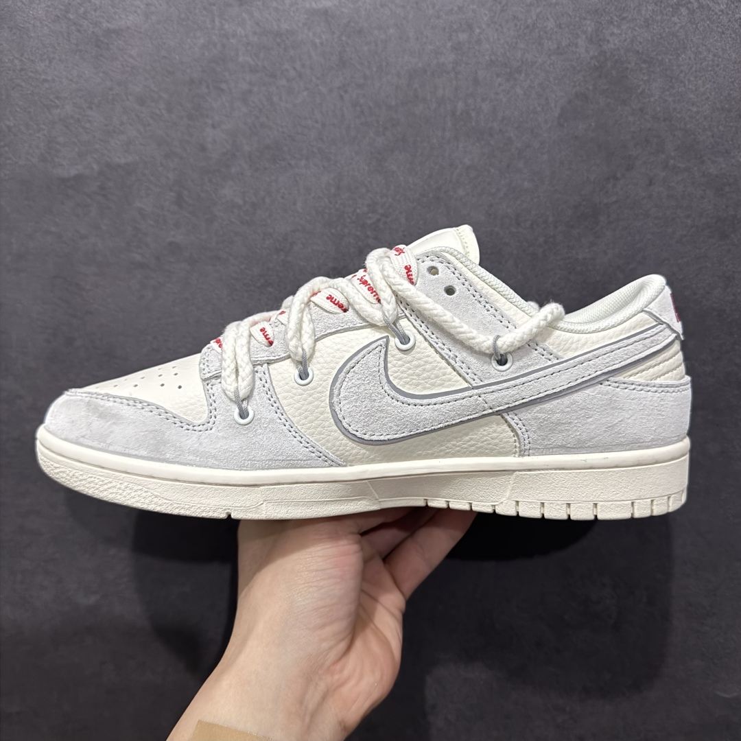 图片[2]-【定制版】Nk SB Dunk Low Supreme联名 浅灰抽绳 周年高端定制 低帮休闲板鞋rn#定制鞋盒 大厂纯原品质出货 超高清洁度 皮料切割干净无任何毛边 细节完美 r 货号：XX3168-109 尺码：36 36.5 37.5 38 38.5 39 40 40.5 41 42 42.5 43 44 44.5 45 编码：HXS340360-莆田鞋批发中心