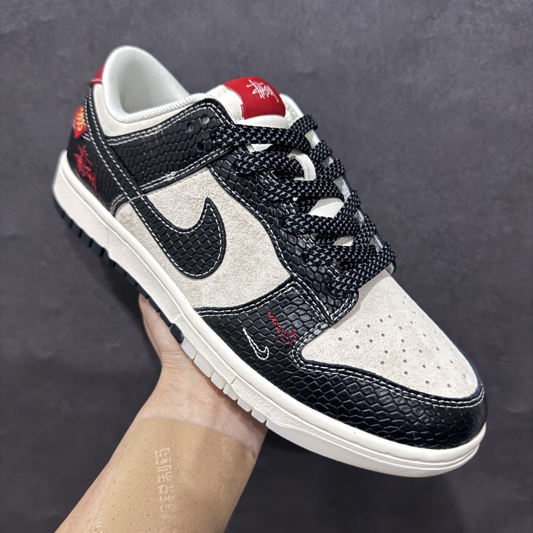 图片[3]-【定制版】Nike SB Dunk Low x Stussy 蛇年限定 灰黑小钩满天星n纯原大厂出品 极力推荐n原装头层材料 独家版型蒸餾加工n帶來的是更好的视觉和脚感体验n大厂纯原品质出货 清洁度 电绣工艺皮料切割干净无任何毛边 细节完美 官方货号：HH7518 031 尺码：36 36.5 37.5 38 38.5 39 40 40.5 41 42 42.5 43 44 44.5 45  编码：HXS320340-莆田鞋批发中心