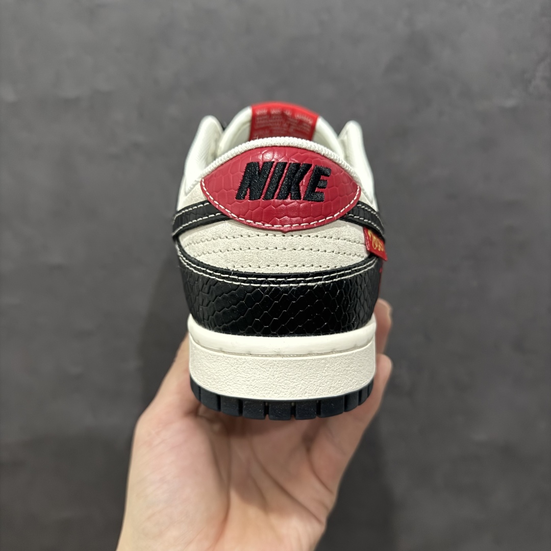 图片[4]-【定制版】Nike SB Dunk Low x Stussy 蛇年限定 灰黑小钩满天星n纯原大厂出品 极力推荐n原装头层材料 独家版型蒸餾加工n帶來的是更好的视觉和脚感体验n大厂纯原品质出货 清洁度 电绣工艺皮料切割干净无任何毛边 细节完美 官方货号：HH7518 031 尺码：36 36.5 37.5 38 38.5 39 40 40.5 41 42 42.5 43 44 44.5 45  编码：HXS320340-莆田鞋批发中心