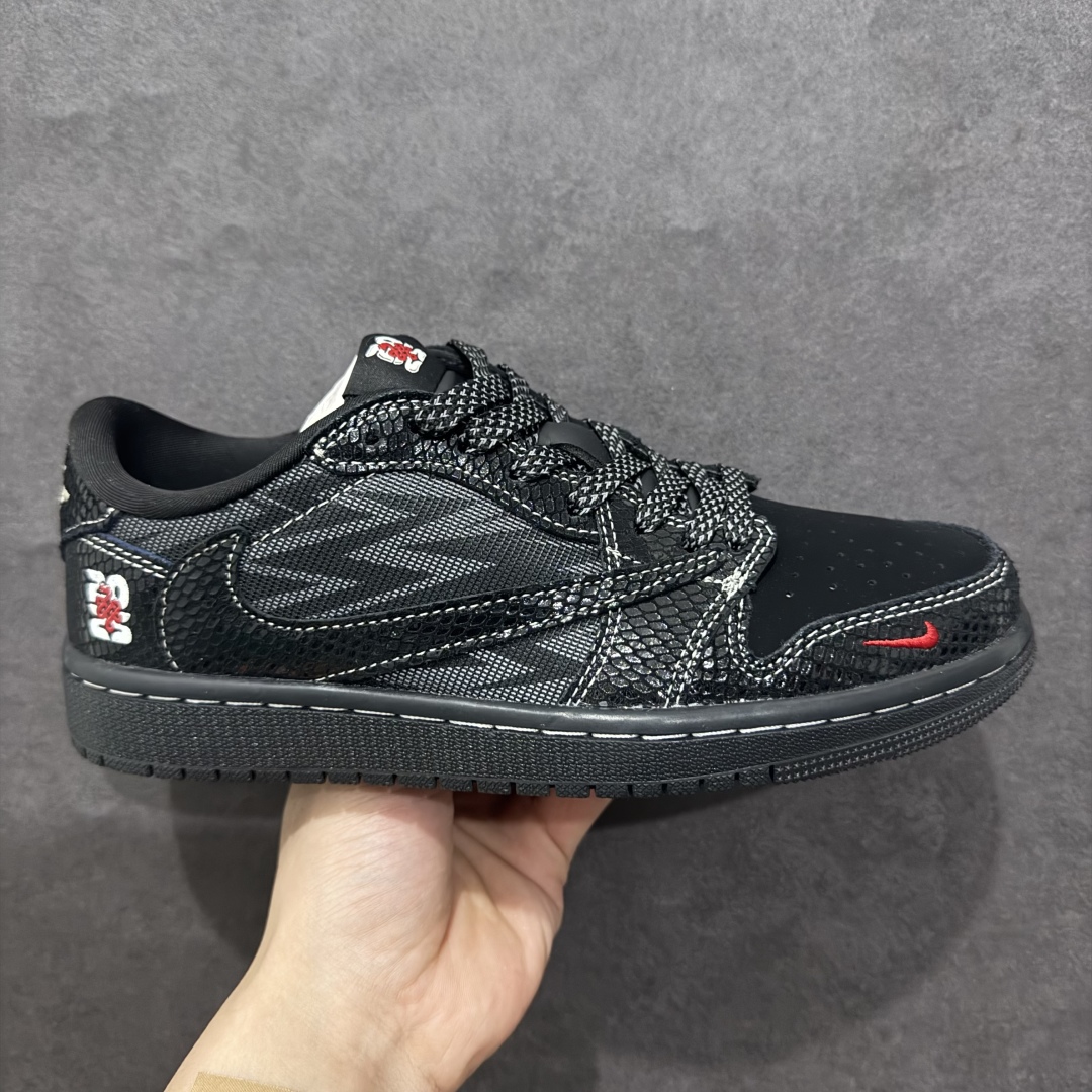 【定制版】Travis Scott x Nike Air Jordan 1 Low 蛇年限定nAir Jordan 1 Low 反转黑满天星倒钩 纯原版本n全鞋采用原装头层皮，用料扎实 精雕细琢n鞋型极致还原 飞翼3D打印改良 深度立体四线中底拉帮皮料选材 钢印 背胶一应俱全 全新批次 原装原模大底全鞋原厂定制皮料，手感细腻正确折边工艺 完美细节诠释 官方货号：CH6336 018 Size：36 36.5 37.5 38 38.5 39 40 40.5 41 42 42.5 43 44 44.5 45 编码：HXS340360-莆田鞋批发中心