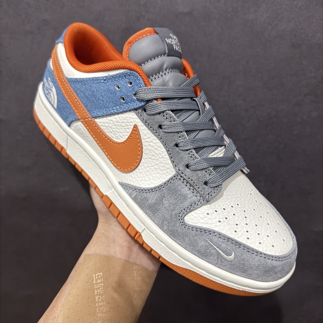 图片[3]-【定制版】Nike SB Dunk Low x The North Face 白灰蓝小钩满天星n纯原大厂出品 极力推荐n原装头层材料 独家版型蒸餾加工n帶來的是更好的视觉和脚感体验n大厂纯原品质出货 清洁度 电绣工艺皮料切割干净无任何毛边 细节完美 官方货号：CY5979 104 尺码：36 36.5 37.5 38 38.5 39 40 40.5 41 42 42.5 43 44 44.5 45  编码：QF300320-莆田鞋批发中心