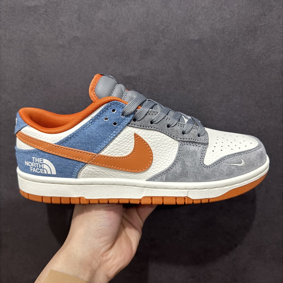 【定制版】Nike SB Dunk Low x The North Face 白灰蓝小钩满天星n纯原大厂出品 极力推荐n原装头层材料 独家版型蒸餾加工n帶來的是更好的视觉和脚感体验n大厂纯原品质出货 清洁度 电绣工艺皮料切割干净无任何毛边 细节完美 官方货号：CY5979 104 尺码：36 36.5 37.5 38 38.5 39 40 40.5 41 42 42.5 43 44 44.5 45  编码：QF300320-莆田鞋批发中心