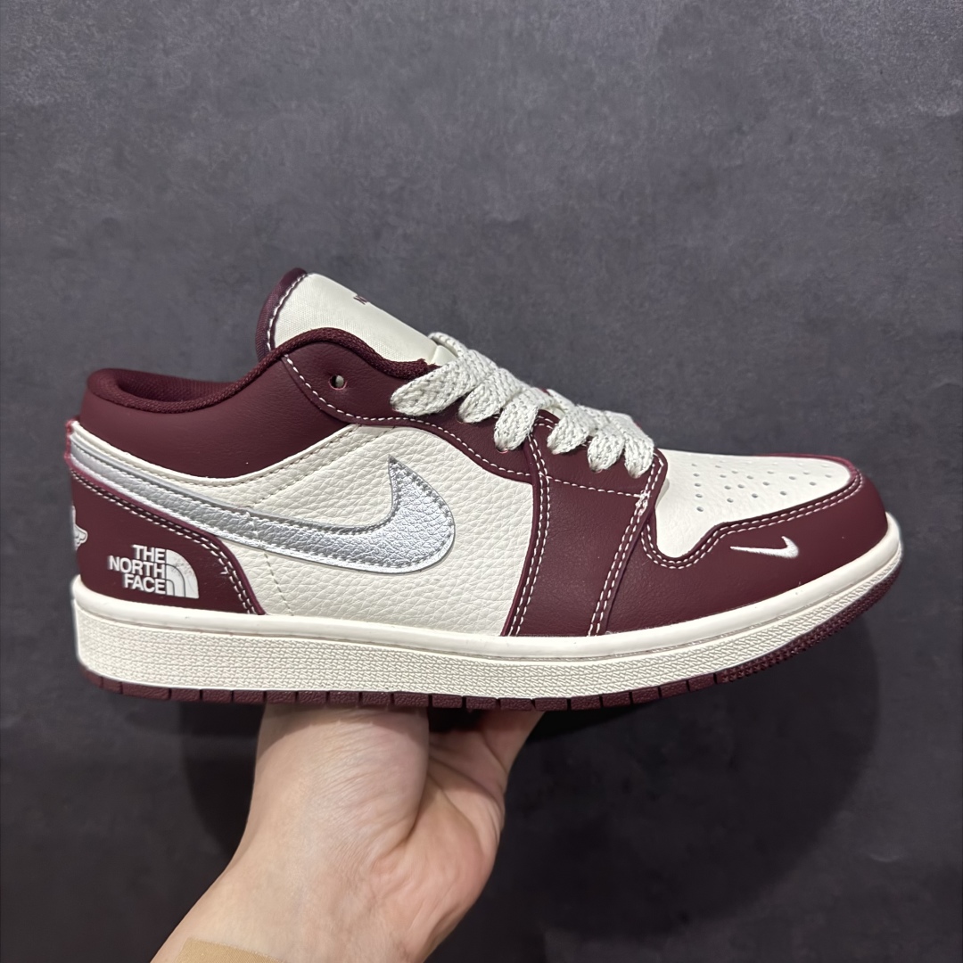 【定制版】Air Jordan 1 Retro Low x The North Face 白酒红小钩满天星n官方同步新色 原装级产物n拒绝公底 立体鞋型 细节完美 高清洁度购置公司同步原材料 原汁原味 忠于原版 货号：XX2422 022n码数：36 36.5 37.5 38 38.5 39 40 40.5 41 42 42.5 43 44 44.5 45 编码：CC320340-莆田鞋批发中心