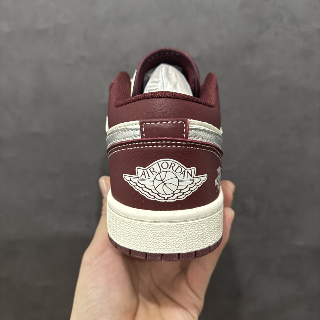 图片[4]-【定制版】Air Jordan 1 Retro Low x The North Face 白酒红小钩满天星n官方同步新色 原装级产物n拒绝公底 立体鞋型 细节完美 高清洁度购置公司同步原材料 原汁原味 忠于原版 货号：XX2422 022n码数：36 36.5 37.5 38 38.5 39 40 40.5 41 42 42.5 43 44 44.5 45 编码：CC320340-莆田鞋批发中心