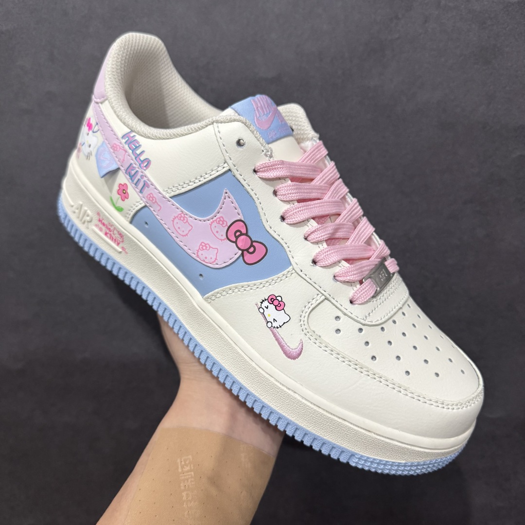 图片[3]-【公司级】Nk Air Force 1\’07 Low \”Hello kitty\” 凯蒂猫 漫画系列 空军一号定制低帮板鞋 DB3301-222rn#在一个充满奇幻与温馨的卡通世界里，有一只萌趣可爱的小猫 Hello Kitty，她如同闪耀的明星，深受全球粉丝的喜爱。 Hello Kitty那圆圆的脸蛋宛如皎洁的明月，洁白无瑕，一对小巧的耳朵俏皮地立在头顶，左耳上系着的那标志性红色蝴蝶结，鲜艳夺目r 尺码：36 36.5 37.5 38 38.5 39 40 40.5 41 42 42.5 43 44 44.5 45  编码：HXS310320-莆田鞋批发中心