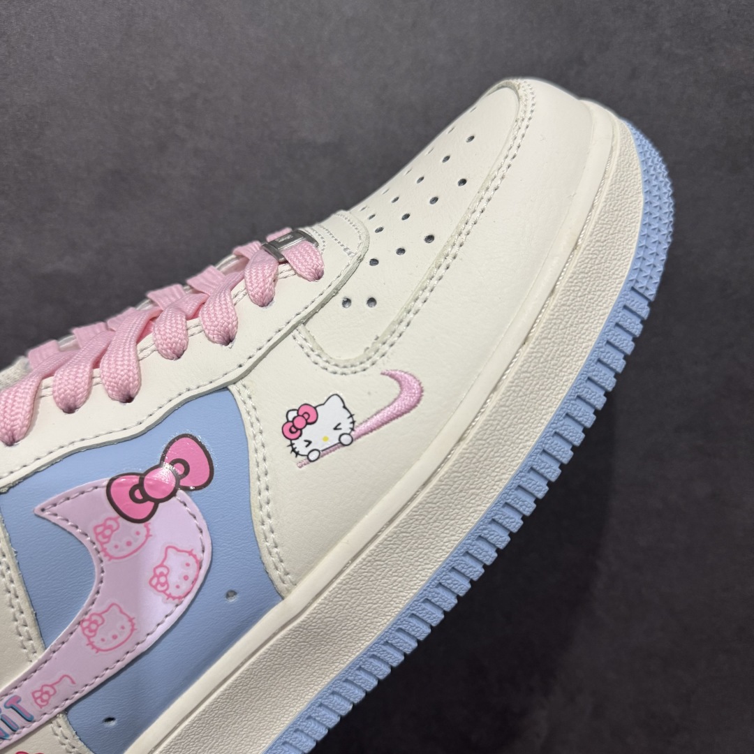 图片[5]-【公司级】Nk Air Force 1\’07 Low \”Hello kitty\” 凯蒂猫 漫画系列 空军一号定制低帮板鞋 DB3301-222rn#在一个充满奇幻与温馨的卡通世界里，有一只萌趣可爱的小猫 Hello Kitty，她如同闪耀的明星，深受全球粉丝的喜爱。 Hello Kitty那圆圆的脸蛋宛如皎洁的明月，洁白无瑕，一对小巧的耳朵俏皮地立在头顶，左耳上系着的那标志性红色蝴蝶结，鲜艳夺目r 尺码：36 36.5 37.5 38 38.5 39 40 40.5 41 42 42.5 43 44 44.5 45  编码：HXS310320-莆田鞋批发中心