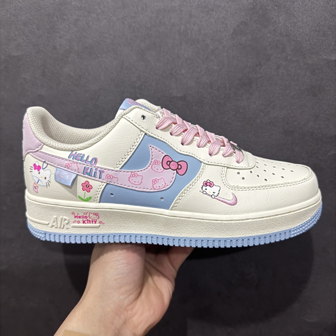 【公司级】Nk Air Force 1\’07 Low \”Hello kitty\” 凯蒂猫 漫画系列 空军一号定制低帮板鞋 DB3301-222rn#在一个充满奇幻与温馨的卡通世界里，有一只萌趣可爱的小猫 Hello Kitty，她如同闪耀的明星，深受全球粉丝的喜爱。 Hello Kitty那圆圆的脸蛋宛如皎洁的明月，洁白无瑕，一对小巧的耳朵俏皮地立在头顶，左耳上系着的那标志性红色蝴蝶结，鲜艳夺目r 尺码：36 36.5 37.5 38 38.5 39 40 40.5 41 42 42.5 43 44 44.5 45  编码：HXS310320-莆田鞋批发中心