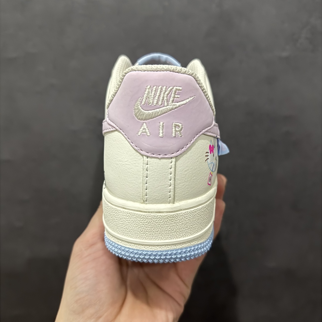 图片[4]-【公司级】Nk Air Force 1\’07 Low \”Hello kitty\” 凯蒂猫 漫画系列 空军一号定制低帮板鞋 DB3301-222rn#在一个充满奇幻与温馨的卡通世界里，有一只萌趣可爱的小猫 Hello Kitty，她如同闪耀的明星，深受全球粉丝的喜爱。 Hello Kitty那圆圆的脸蛋宛如皎洁的明月，洁白无瑕，一对小巧的耳朵俏皮地立在头顶，左耳上系着的那标志性红色蝴蝶结，鲜艳夺目r 尺码：36 36.5 37.5 38 38.5 39 40 40.5 41 42 42.5 43 44 44.5 45  编码：HXS310320-莆田鞋批发中心