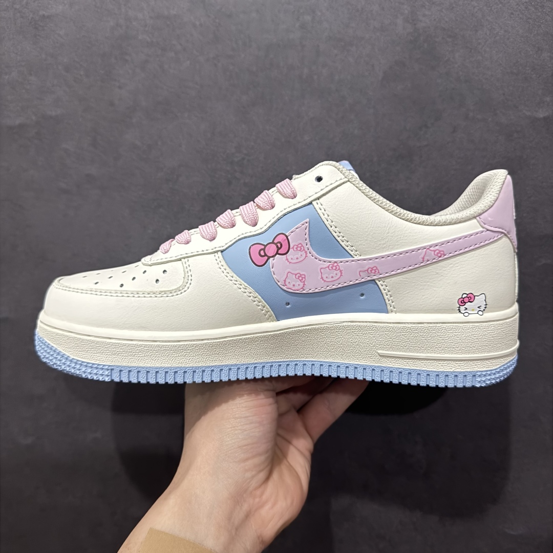 图片[2]-【公司级】Nk Air Force 1\’07 Low \”Hello kitty\” 凯蒂猫 漫画系列 空军一号定制低帮板鞋 DB3301-222rn#在一个充满奇幻与温馨的卡通世界里，有一只萌趣可爱的小猫 Hello Kitty，她如同闪耀的明星，深受全球粉丝的喜爱。 Hello Kitty那圆圆的脸蛋宛如皎洁的明月，洁白无瑕，一对小巧的耳朵俏皮地立在头顶，左耳上系着的那标志性红色蝴蝶结，鲜艳夺目r 尺码：36 36.5 37.5 38 38.5 39 40 40.5 41 42 42.5 43 44 44.5 45  编码：HXS310320-莆田鞋批发中心