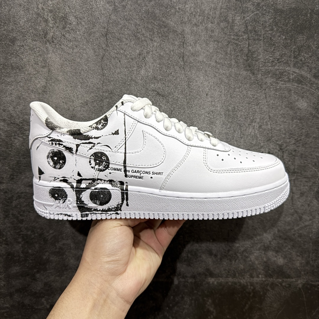 【GX纯原】CDG x Supreme x NK Air Force 1 Supreme Comme des Garcons Shirt 空军一号低帮板鞋 三方联名白黑六眼 923044-1008n经典老鞋 完美复刻 不规则波浪大底咬花 全鞋电脑针车 工整有序 视觉效果满分 原厂拉帮手法 标准四线 密度针距针孔大小控制到位 原装反口里网布海绵 正确卡色网眼大小 新版鞋撑改用纸团代替 原厂港宝加持完美还原灵魂版型 原盒原配从里到外百分百还原 原厂全头层原厂皮料 原标原盒 内置Sole气垫 中底白色背胶 中底划线 已经无限的接近公司 原厂楦头 原厂刺绣 后跟弧度修正 独家私模最大开发到48.5nSIZE：40 40.5 41 42 42.5 43 44 44.5 45 46 47.5 48.5 编码：X10360380-莆田鞋批发中心