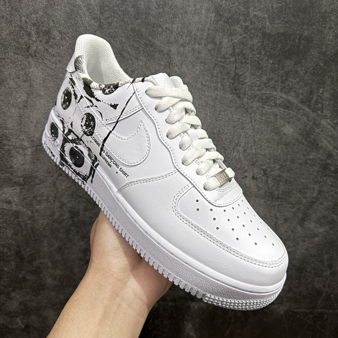 图片[3]-【GX纯原】CDG x Supreme x NK Air Force 1 Supreme Comme des Garcons Shirt 空军一号低帮板鞋 三方联名白黑六眼 923044-1008n经典老鞋 完美复刻 不规则波浪大底咬花 全鞋电脑针车 工整有序 视觉效果满分 原厂拉帮手法 标准四线 密度针距针孔大小控制到位 原装反口里网布海绵 正确卡色网眼大小 新版鞋撑改用纸团代替 原厂港宝加持完美还原灵魂版型 原盒原配从里到外百分百还原 原厂全头层原厂皮料 原标原盒 内置Sole气垫 中底白色背胶 中底划线 已经无限的接近公司 原厂楦头 原厂刺绣 后跟弧度修正 独家私模最大开发到48.5nSIZE：40 40.5 41 42 42.5 43 44 44.5 45 46 47.5 48.5 编码：X10360380-莆田鞋批发中心