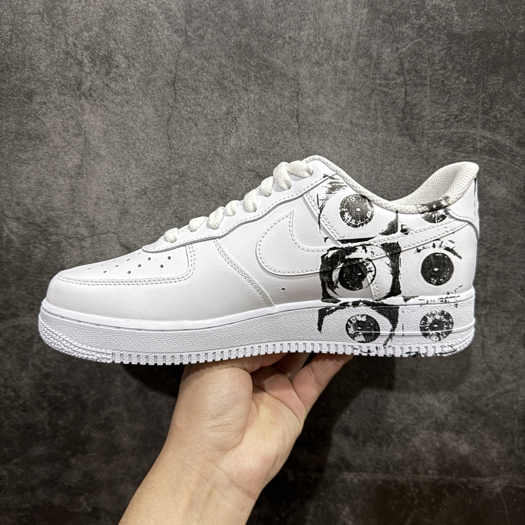 图片[2]-【GX纯原】CDG x Supreme x NK Air Force 1 Supreme Comme des Garcons Shirt 空军一号低帮板鞋 三方联名白黑六眼 923044-1008n经典老鞋 完美复刻 不规则波浪大底咬花 全鞋电脑针车 工整有序 视觉效果满分 原厂拉帮手法 标准四线 密度针距针孔大小控制到位 原装反口里网布海绵 正确卡色网眼大小 新版鞋撑改用纸团代替 原厂港宝加持完美还原灵魂版型 原盒原配从里到外百分百还原 原厂全头层原厂皮料 原标原盒 内置Sole气垫 中底白色背胶 中底划线 已经无限的接近公司 原厂楦头 原厂刺绣 后跟弧度修正 独家私模最大开发到48.5nSIZE：40 40.5 41 42 42.5 43 44 44.5 45 46 47.5 48.5 编码：X10360380-莆田鞋批发中心