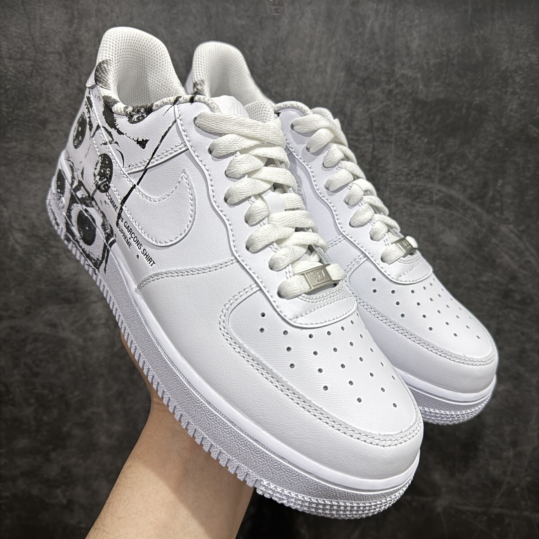 【GX纯原】CDG x Supreme x NK Air Force 1 Supreme Comme des Garcons Shirt 空军一号低帮板鞋 三方联名白黑六眼 923044-1008n经典老鞋 完美复刻 不规则波浪大底咬花 全鞋电脑针车 工整有序 视觉效果满分 原厂拉帮手法 标准四线 密度针距针孔大小控制到位 原装反口里网布海绵 正确卡色网眼大小 新版鞋撑改用纸团代替 原厂港宝加持完美还原灵魂版型 原盒原配从里到外百分百还原 原厂全头层原厂皮料 原标原盒 内置Sole气垫 中底白色背胶 中底划线 已经无限的接近公司 原厂楦头 原厂刺绣 后跟弧度修正 独家私模最大开发到48.5nSIZE：40 40.5 41 42 42.5 43 44 44.5 45 46 47.5 48.5 编码：X10360380-莆田鞋批发中心