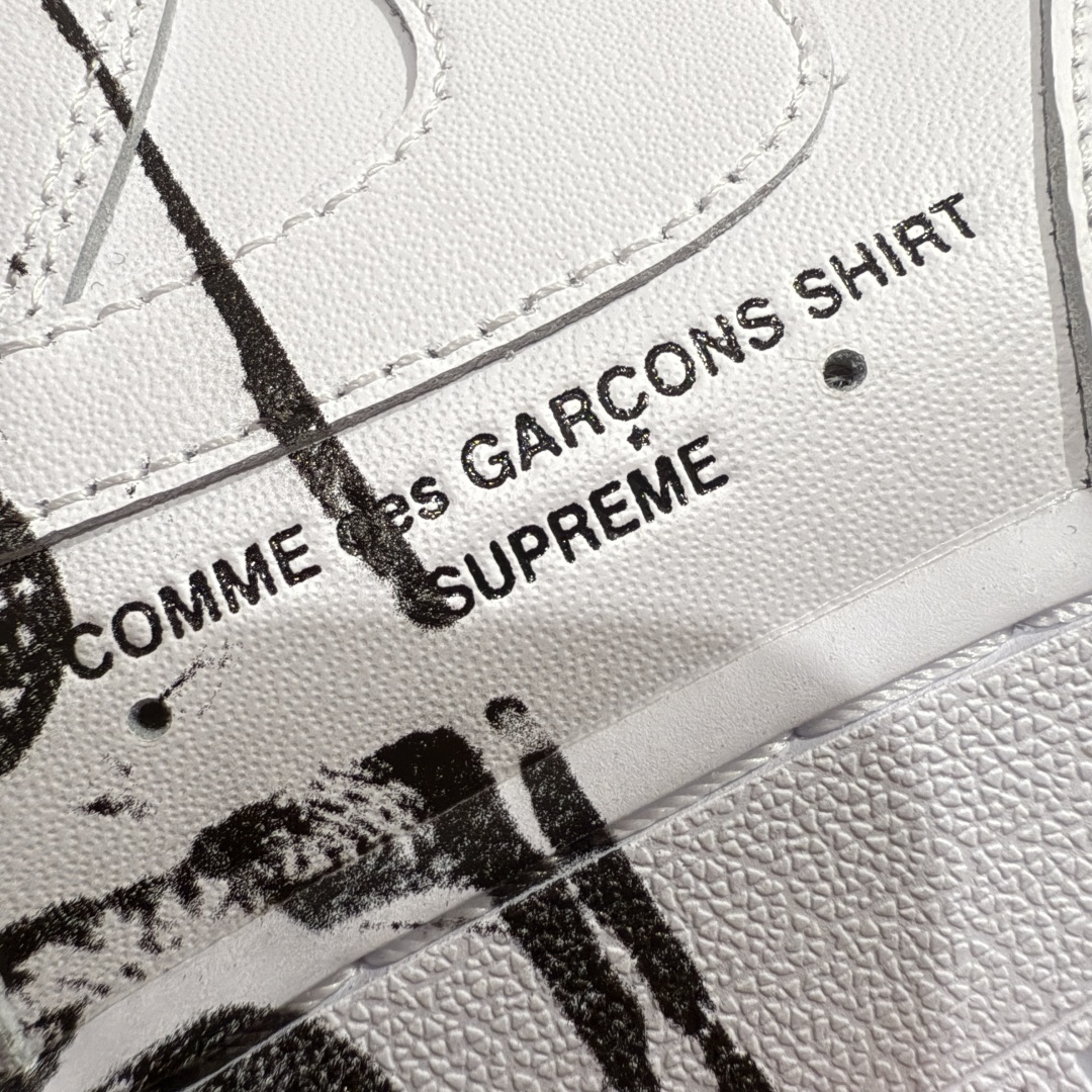 图片[8]-【GX纯原】CDG x Supreme x NK Air Force 1 Supreme Comme des Garcons Shirt 空军一号低帮板鞋 三方联名白黑六眼 923044-1008n经典老鞋 完美复刻 不规则波浪大底咬花 全鞋电脑针车 工整有序 视觉效果满分 原厂拉帮手法 标准四线 密度针距针孔大小控制到位 原装反口里网布海绵 正确卡色网眼大小 新版鞋撑改用纸团代替 原厂港宝加持完美还原灵魂版型 原盒原配从里到外百分百还原 原厂全头层原厂皮料 原标原盒 内置Sole气垫 中底白色背胶 中底划线 已经无限的接近公司 原厂楦头 原厂刺绣 后跟弧度修正 独家私模最大开发到48.5nSIZE：40 40.5 41 42 42.5 43 44 44.5 45 46 47.5 48.5 编码：X10360380-莆田鞋批发中心