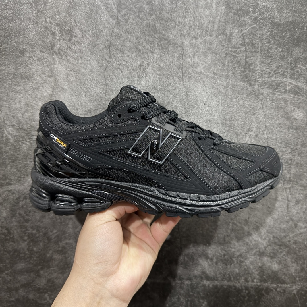 【纯原版】NB新百伦New Balance M1906R  U1906RWF 系列复古老爹风休闲运动慢跑鞋采用轻质牛剖革拼接透气网眼衬垫织物鞋面材质#T-Beam大底提供足步弓支撑，保持步态稳定#后跟搭载外露缓震胶 鞋身整体以各种深浅不一的灰色覆盖，鞋头以淡蓝色调装饰，网眼衬垫通过不规律的色块实现做旧的美感，泛黄的鞋底更是进一步增添了复古气息。 尺码：36 37 37.5 38 38.5 39.5 40 40.5 41.5 42 42.5 43 44 45 46.5 编码：JP260280-莆田鞋批发中心