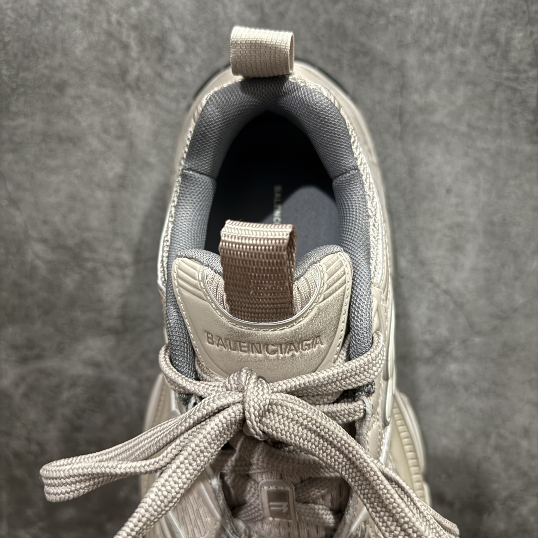 图片[8]-【XA纯原】BALENCIAGA 6XL Sneakers巴黎世家15代 网布系带低帮走秀复古老爹鞋全套原纸板楦头开发 最原汁原味的灵魂版型 全鞋荧光划线卡点 胶水把控整洁度追求极致完美 每一双都是工艺品 多重QC质检 超越公司货的品控标准 实实在在的免检产品 原盒原配 正确字体电绣 粗细、位置、大小正确 侧边TPU 透气孔匹配意产原版 正确分离大底 TPU软底 原版一致大底LOGO 立体感十足 原厂皮料水洗做旧 采购原厂网纱 不含皮革 网布材料和聚氨酯 磨损效果 展现品牌对于新潮事物的热情 这款鞋子拥有巨大尺寸和醒目设计 符合当下”老爹鞋”的趋势 鞋子采用银灰配色 营造出低调而不失华丽的效果 10XL的尺码使它成为市场中最显眼的存在 适合追求个性化的人群 Balenciaga始终站在时尚前沿 此次发布的产品再次体现了他们的创新能力  尺码：35 36 37 38 39 40 41 42 43 44 45 46 编码：DF440460-莆田鞋批发中心