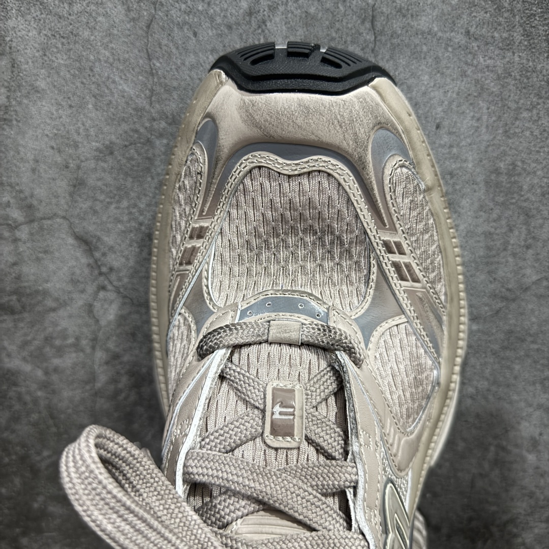 图片[5]-【XA纯原】BALENCIAGA 6XL Sneakers巴黎世家15代 网布系带低帮走秀复古老爹鞋全套原纸板楦头开发 最原汁原味的灵魂版型 全鞋荧光划线卡点 胶水把控整洁度追求极致完美 每一双都是工艺品 多重QC质检 超越公司货的品控标准 实实在在的免检产品 原盒原配 正确字体电绣 粗细、位置、大小正确 侧边TPU 透气孔匹配意产原版 正确分离大底 TPU软底 原版一致大底LOGO 立体感十足 原厂皮料水洗做旧 采购原厂网纱 不含皮革 网布材料和聚氨酯 磨损效果 展现品牌对于新潮事物的热情 这款鞋子拥有巨大尺寸和醒目设计 符合当下”老爹鞋”的趋势 鞋子采用银灰配色 营造出低调而不失华丽的效果 10XL的尺码使它成为市场中最显眼的存在 适合追求个性化的人群 Balenciaga始终站在时尚前沿 此次发布的产品再次体现了他们的创新能力  尺码：35 36 37 38 39 40 41 42 43 44 45 46 编码：DF440460-莆田鞋批发中心