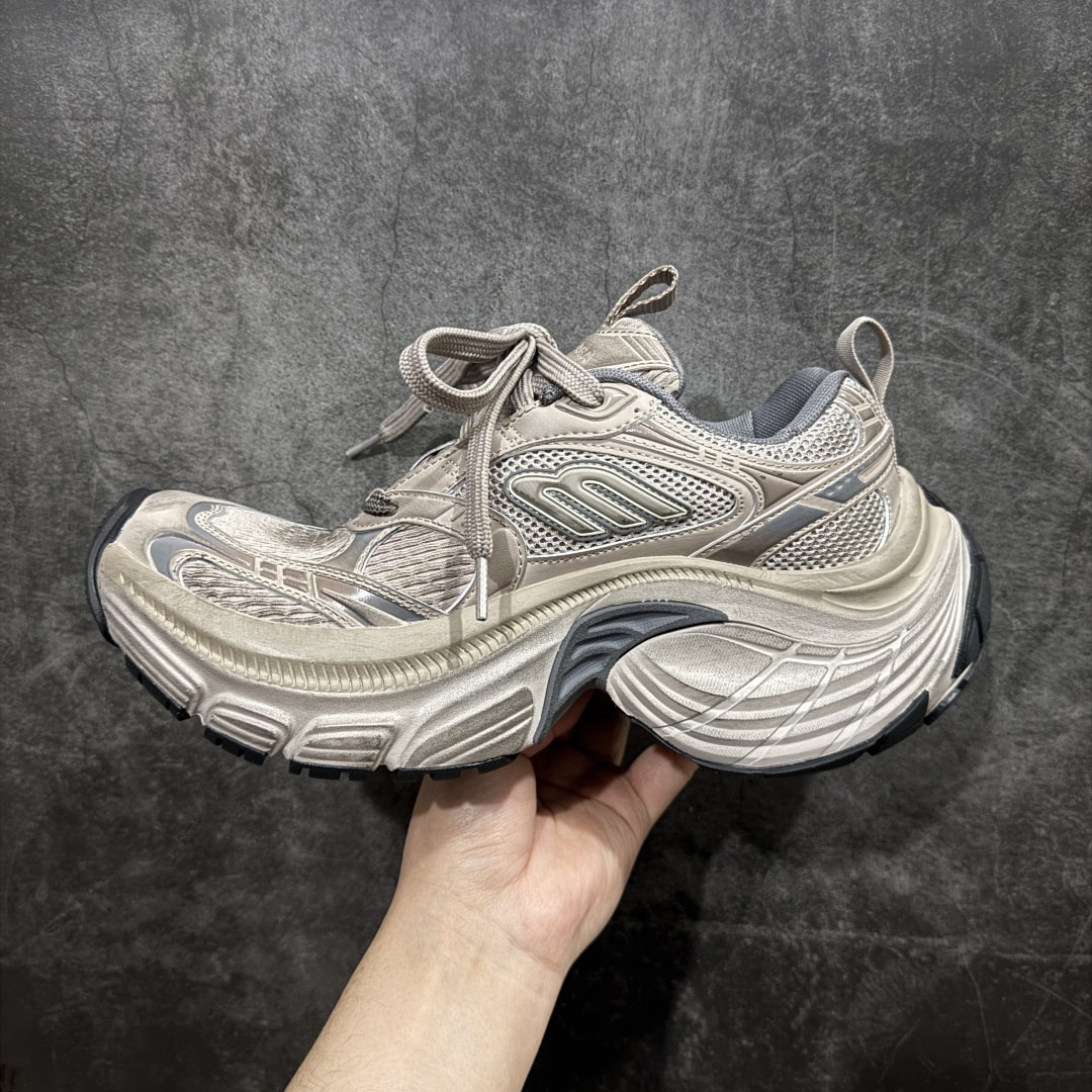 图片[2]-【XA纯原】BALENCIAGA 6XL Sneakers巴黎世家15代 网布系带低帮走秀复古老爹鞋全套原纸板楦头开发 最原汁原味的灵魂版型 全鞋荧光划线卡点 胶水把控整洁度追求极致完美 每一双都是工艺品 多重QC质检 超越公司货的品控标准 实实在在的免检产品 原盒原配 正确字体电绣 粗细、位置、大小正确 侧边TPU 透气孔匹配意产原版 正确分离大底 TPU软底 原版一致大底LOGO 立体感十足 原厂皮料水洗做旧 采购原厂网纱 不含皮革 网布材料和聚氨酯 磨损效果 展现品牌对于新潮事物的热情 这款鞋子拥有巨大尺寸和醒目设计 符合当下”老爹鞋”的趋势 鞋子采用银灰配色 营造出低调而不失华丽的效果 10XL的尺码使它成为市场中最显眼的存在 适合追求个性化的人群 Balenciaga始终站在时尚前沿 此次发布的产品再次体现了他们的创新能力  尺码：35 36 37 38 39 40 41 42 43 44 45 46 编码：DF440460-莆田鞋批发中心