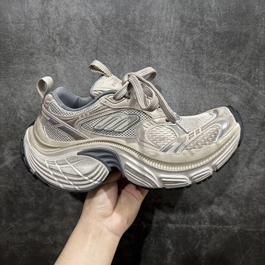 【XA纯原】BALENCIAGA 6XL Sneakers巴黎世家15代 网布系带低帮走秀复古老爹鞋全套原纸板楦头开发 最原汁原味的灵魂版型 全鞋荧光划线卡点 胶水把控整洁度追求极致完美 每一双都是工艺品 多重QC质检 超越公司货的品控标准 实实在在的免检产品 原盒原配 正确字体电绣 粗细、位置、大小正确 侧边TPU 透气孔匹配意产原版 正确分离大底 TPU软底 原版一致大底LOGO 立体感十足 原厂皮料水洗做旧 采购原厂网纱 不含皮革 网布材料和聚氨酯 磨损效果 展现品牌对于新潮事物的热情 这款鞋子拥有巨大尺寸和醒目设计 符合当下”老爹鞋”的趋势 鞋子采用银灰配色 营造出低调而不失华丽的效果 10XL的尺码使它成为市场中最显眼的存在 适合追求个性化的人群 Balenciaga始终站在时尚前沿 此次发布的产品再次体现了他们的创新能力  尺码：35 36 37 38 39 40 41 42 43 44 45 46 编码：DF440460-莆田鞋批发中心