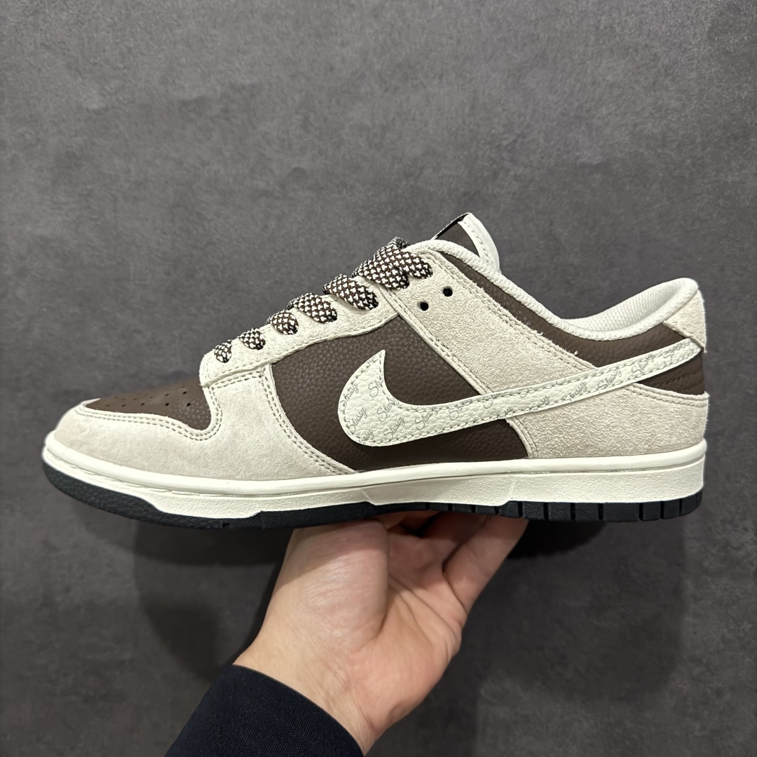 图片[2]-【定制版】Nk SB Dunk Low 斯图西联名 棕荔纹字母勾 周年高端定制 低帮休闲板鞋 DJ2024-062rn#定制鞋盒 大厂纯原品质出货 超高清洁度 皮料切割干净无任何毛边 细节完美 r 尺码：36 36.5 37.5 38 38.5 39 40 40.5 41 42 42.5 43 44 44.5 45  编码：HXS340360-莆田鞋批发中心