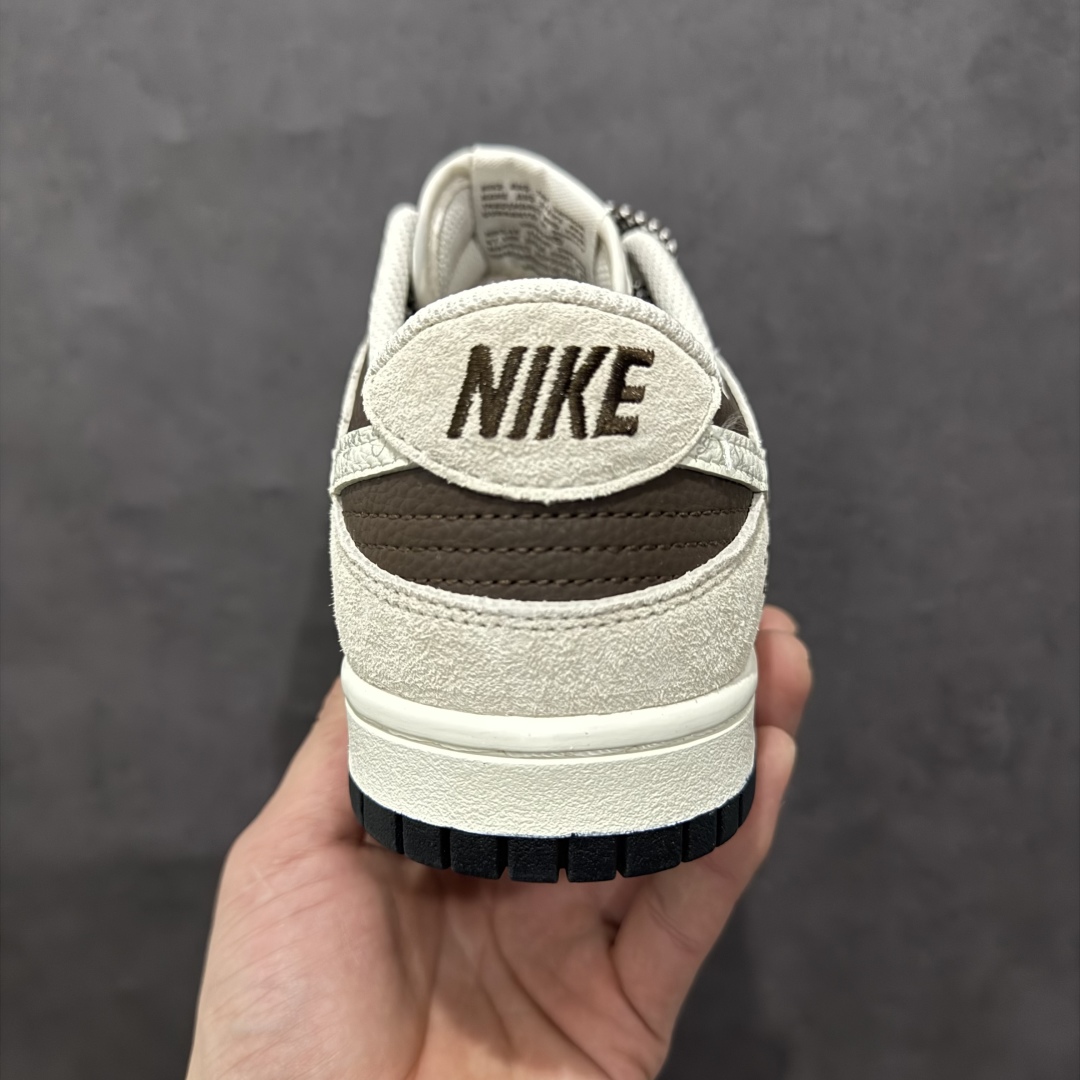 图片[4]-【定制版】Nk SB Dunk Low 斯图西联名 棕荔纹字母勾 周年高端定制 低帮休闲板鞋 DJ2024-062rn#定制鞋盒 大厂纯原品质出货 超高清洁度 皮料切割干净无任何毛边 细节完美 r 尺码：36 36.5 37.5 38 38.5 39 40 40.5 41 42 42.5 43 44 44.5 45  编码：HXS340360-莆田鞋批发中心