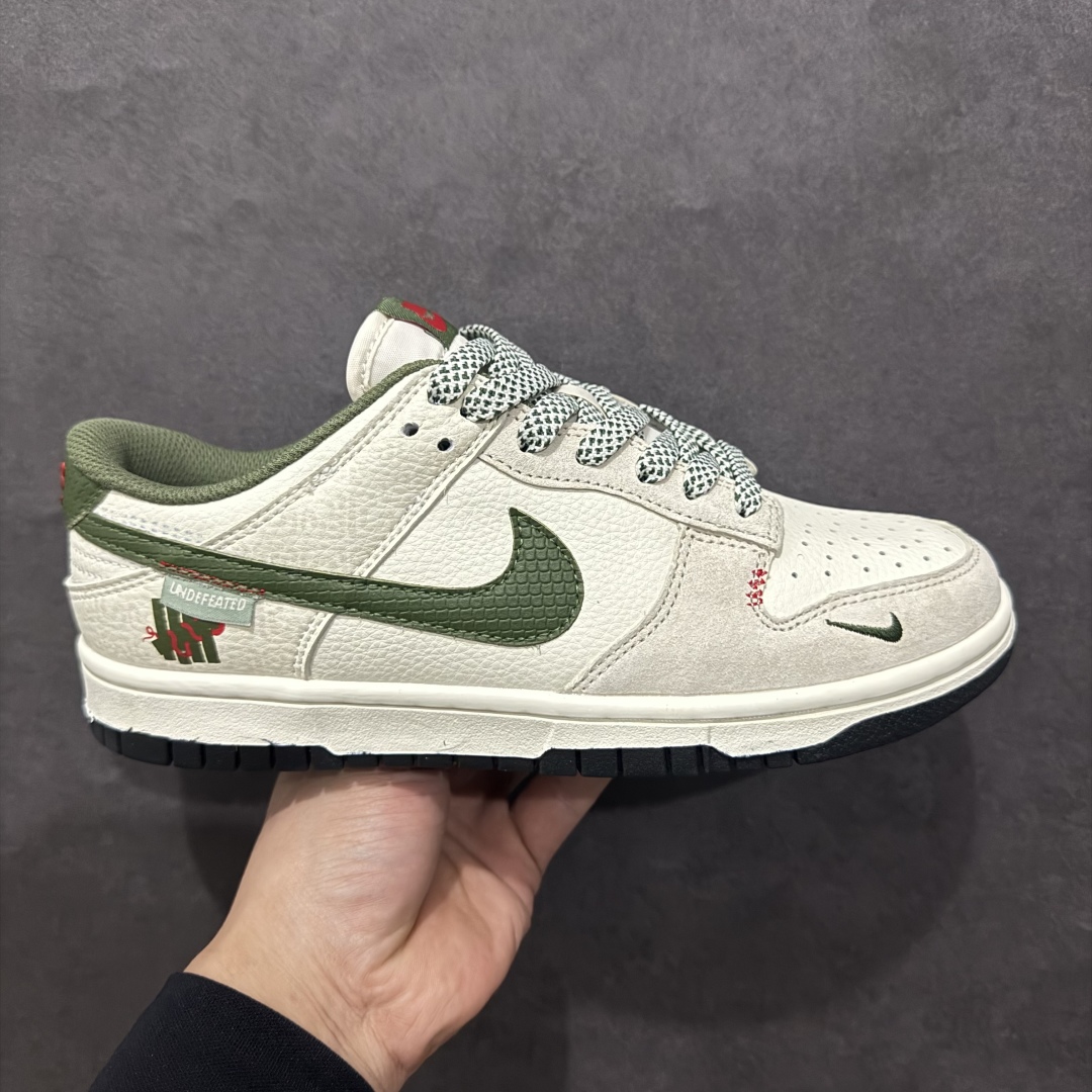 【定制版】Nike SB Dunk Low x UNDEFEATED 白灰 蓝红双钩 麻绳鞋带n纯原大厂出品 极力推荐n原装头层材料 独家版型蒸餾加工n帶來的是更好的视觉和脚感体验n大厂纯原品质出货 清洁度 电绣工艺皮料切割干净无任何毛边 细节完美 官方货号：DM6868 032 尺码：36 36.5 37.5 38 38.5 39 40 40.5 41 42 42.5 43 44 44.5 45  编码：HXS340360-莆田鞋批发中心